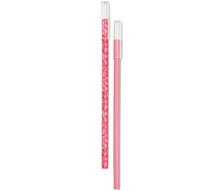 Zwei Stoff-Kreidestifte in Pink, einer davon mit Blumenmuster.