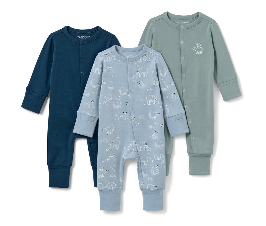 Drei blaue Baby-Pyjamas mit langen Ärmeln.