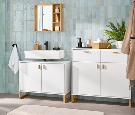 Ein Badezimmer-Interieur mit einem Waschbeckenunterschrank mit 2 Türen, einem Spiegel mit Ablageflächen, einem Sideboard mit 2 Schubladen und 2 Türen und einem Bad-Hochschrank.