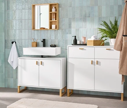 Ein Badezimmer-Interieur mit einem Waschbeckenunterschrank mit 2 Türen, einem Spiegel mit Ablageflächen, einem Sideboard mit 2 Schubladen und 2 Türen und einem Bad-Hochschrank.
