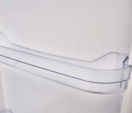 Detailansicht des Innenraums eines Kühlschranks mit einem durchsichtigen Plastikfach an der Tür. Respekta Einbaukühlschrank mit Gefrierfach »KS88.4«.