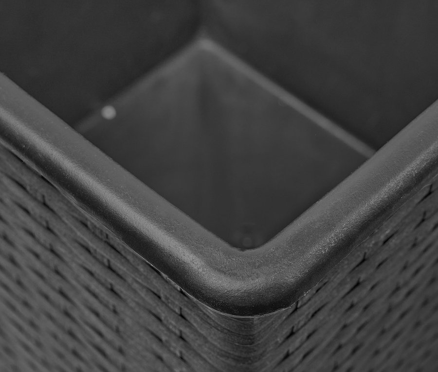 Detailaufnahme einer Ecke eines anthrazitfarbenen XL-Pflanzgefäßes aus Polyrattan.