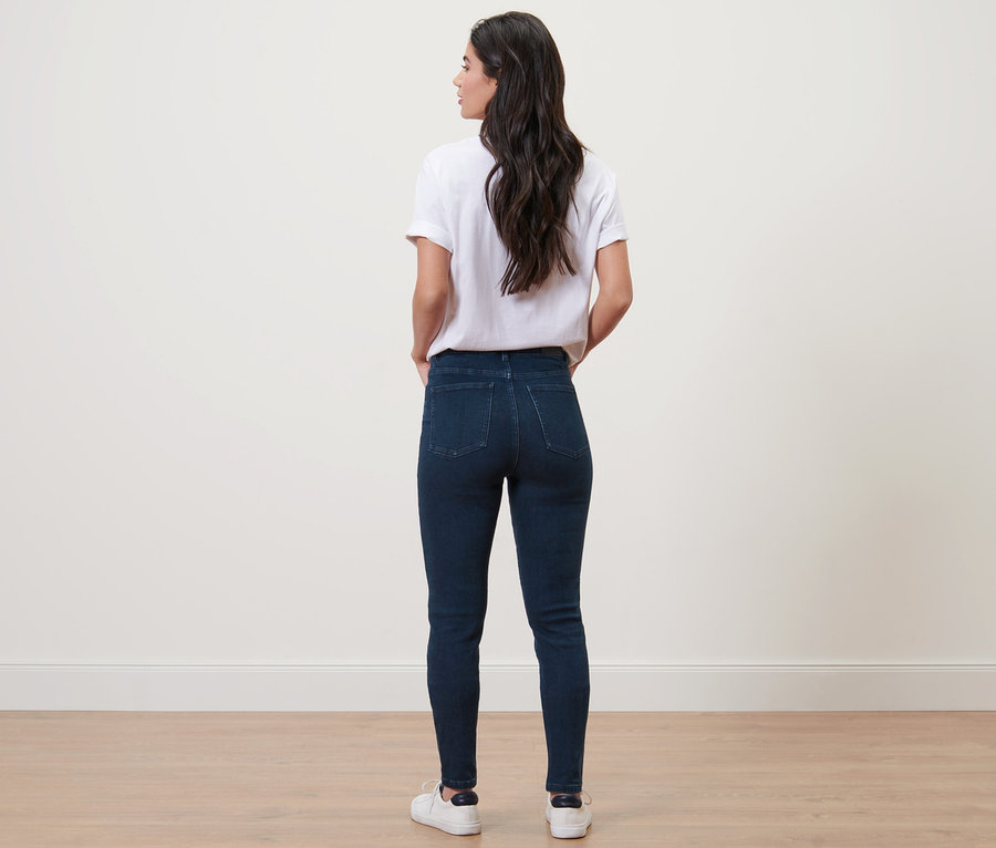 Frau steht mit dem Rücken zur Kamera und trägt eine Skinny-Denim »Fit Hanna«.