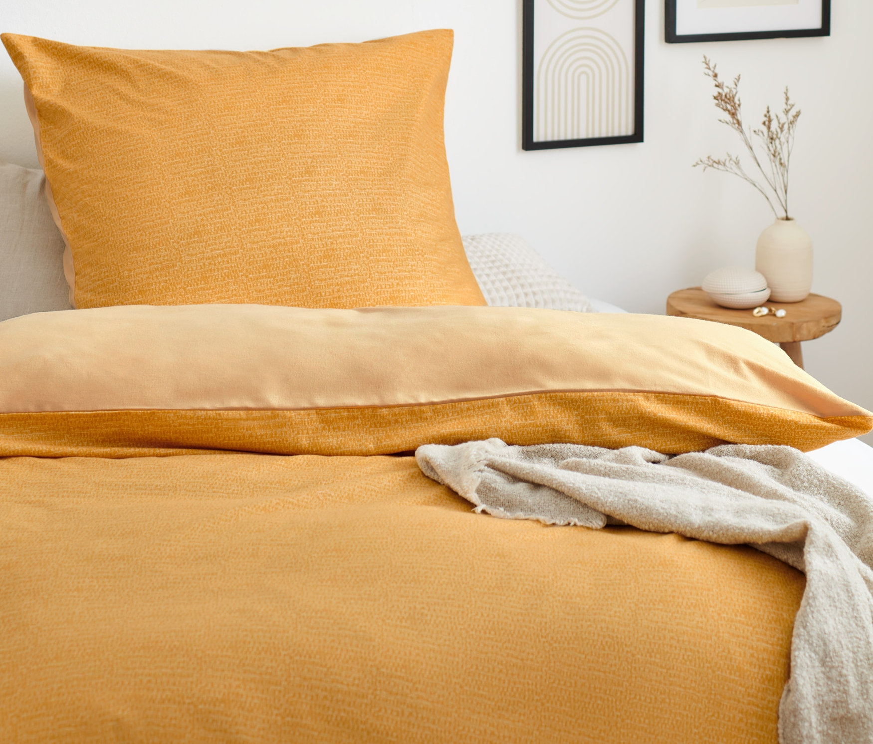 Gelbe Biber-Bettwäsche in verschiedenen Größen auf einem Bett.