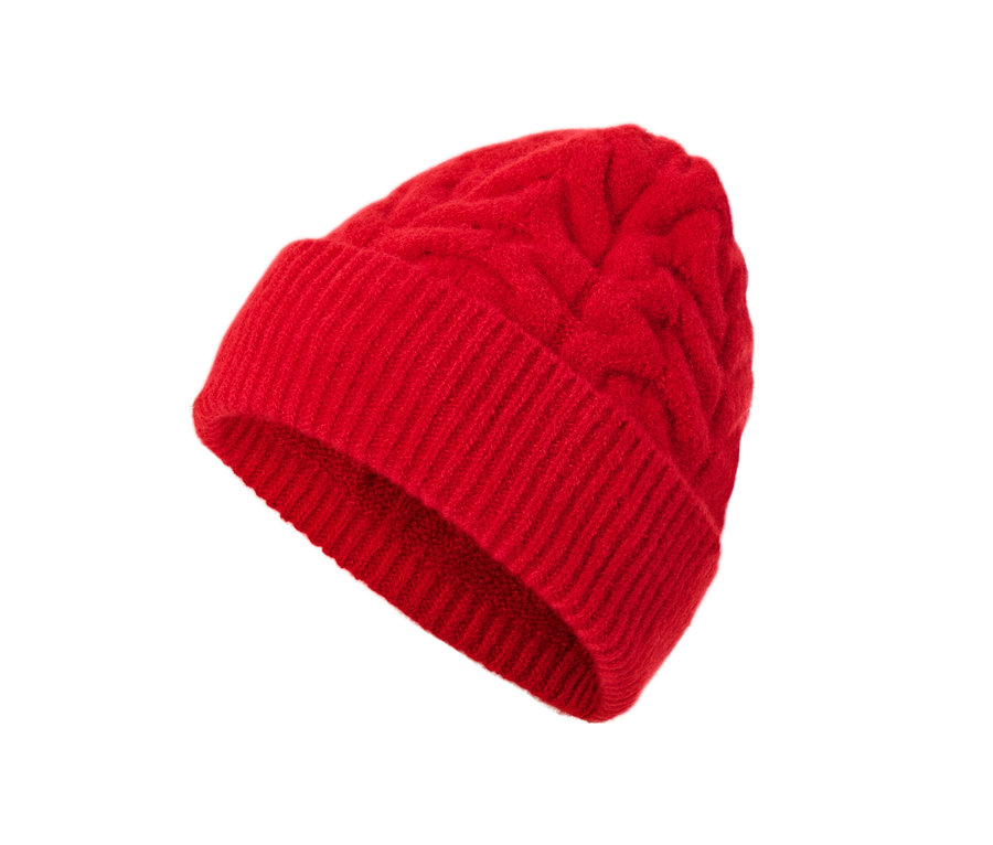 Nahaufnahme einer roten Strickmütze mit Zopfmuster.