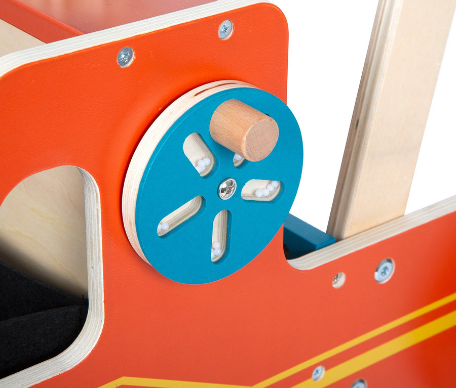 Detailansicht des small foot Lauflernwagens Feuerwehr mit drehbarem blauen Rad mit weißen Kugeln.