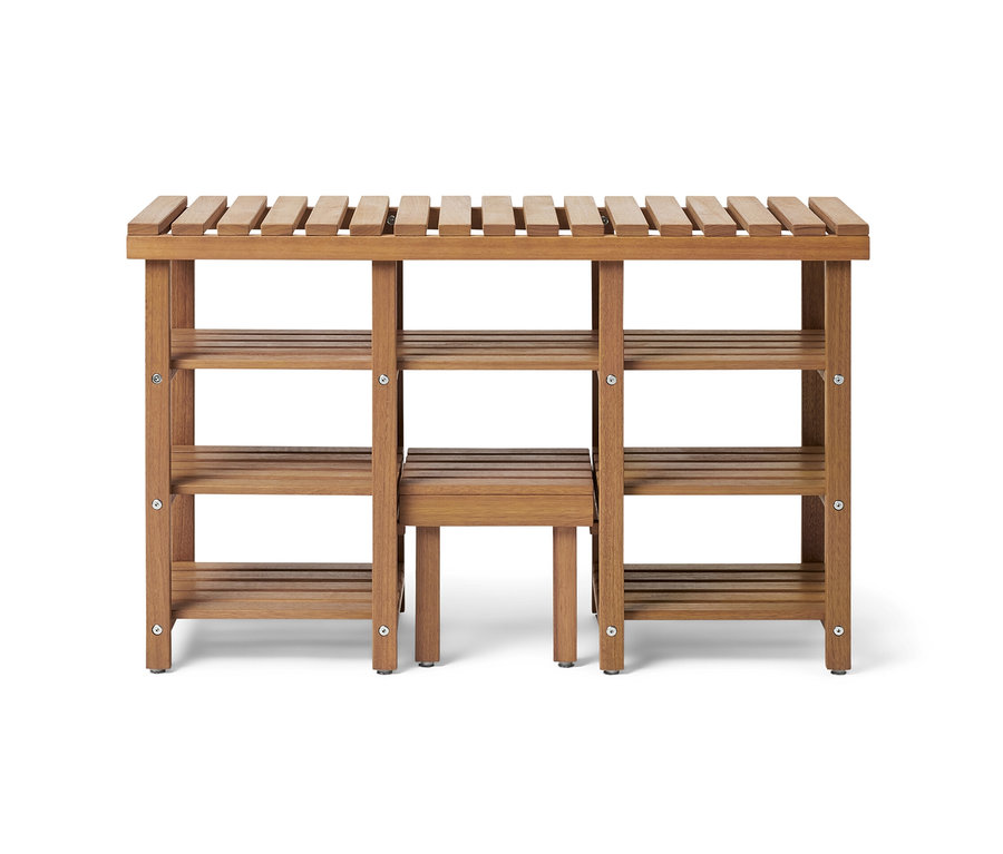 Hohe Schuh-Sitzbank mit Klapptritt aus braunem Holz.