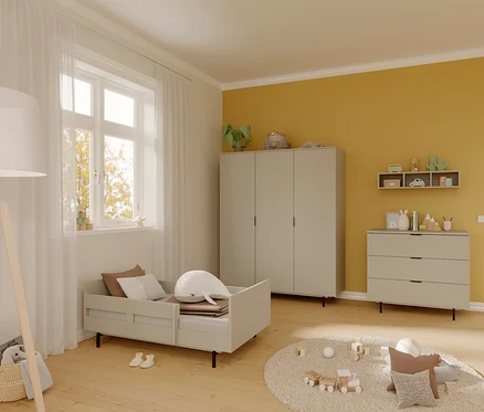 Kinderzimmer mit Kinderbett »Tomino« mit Sicherheitset für Juniorbett, Schrank und Kommode.