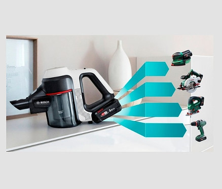 Ein Bosch Akku-Staubsauger »Unlimited 7 BSS711W« steht auf einem weißen Regal. Dahinter sind weitere Akku-betriebene Werkzeuge grafisch dargestellt.