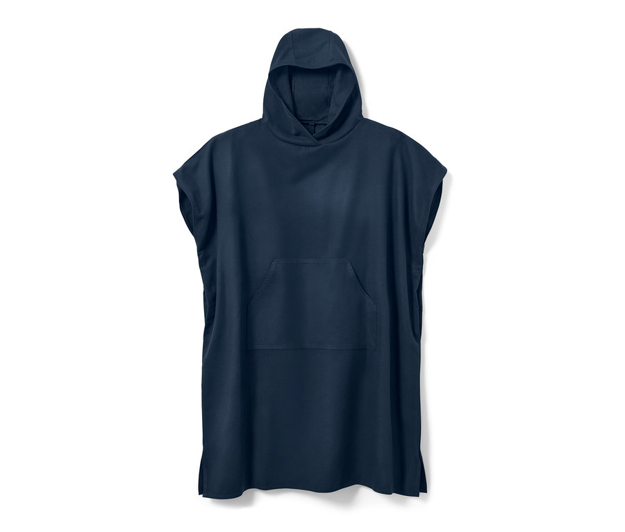 Dunkelblauer Umzieh-Poncho mit Kapuze und Tasche vorne.