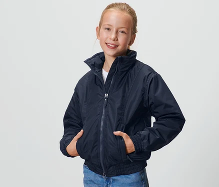 Mädchen posiert in dunkelblauem Kinder-Blouson.