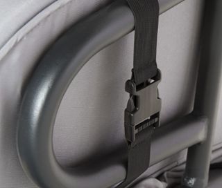 Detailansicht des grauen Gestells und Riemens mit Schnalle der Leco Schaukelliege.