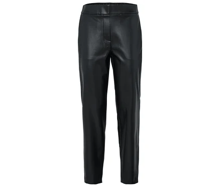 Eine schwarze Kunstlederhose auf weißem Hintergrund.