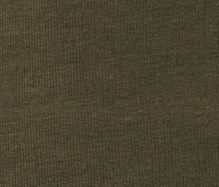 Detail einer Sweatjacke in Khaki mit Tasche und weißem Text mit GPS-Koordinaten.