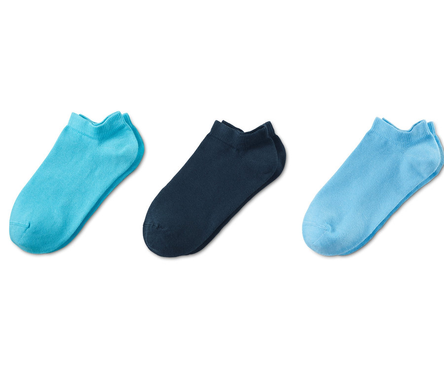 Drei Paar Sneakersocken: türkis, dunkelblau und hellblau.
