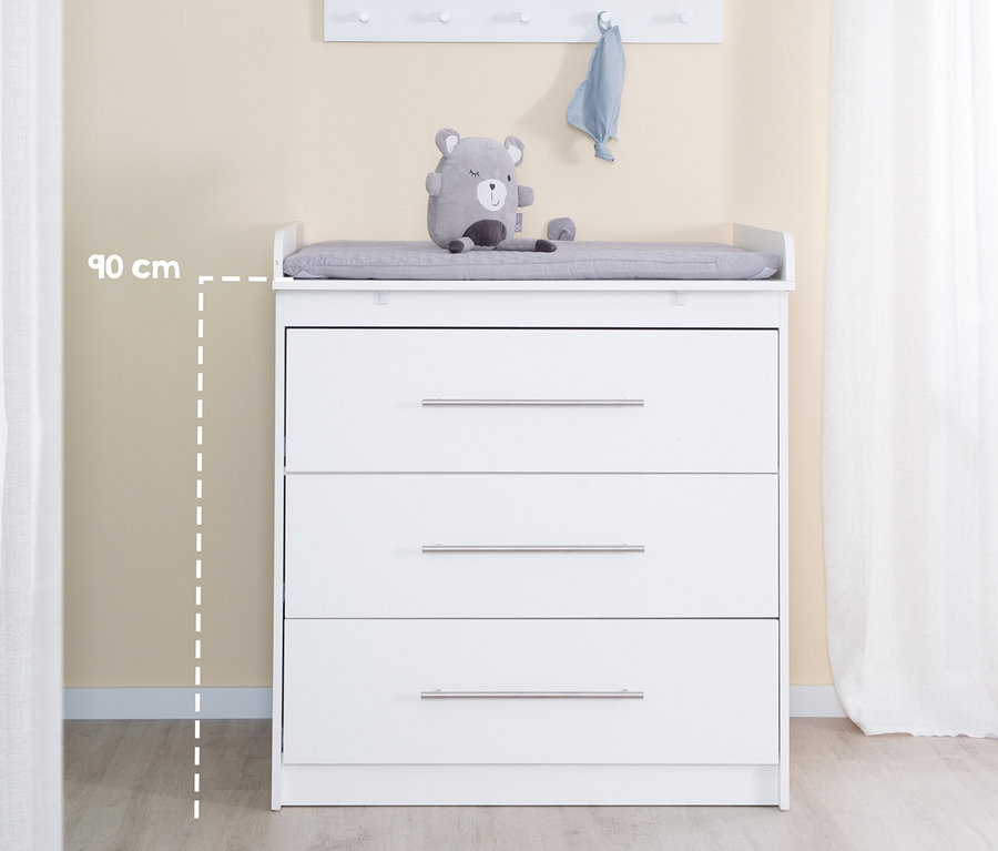 Weiße roba Wickelkommode »Maren« mit 3 Schubladen und grauer Auflage. Auf der Kommode sitzt ein Plüschbär.