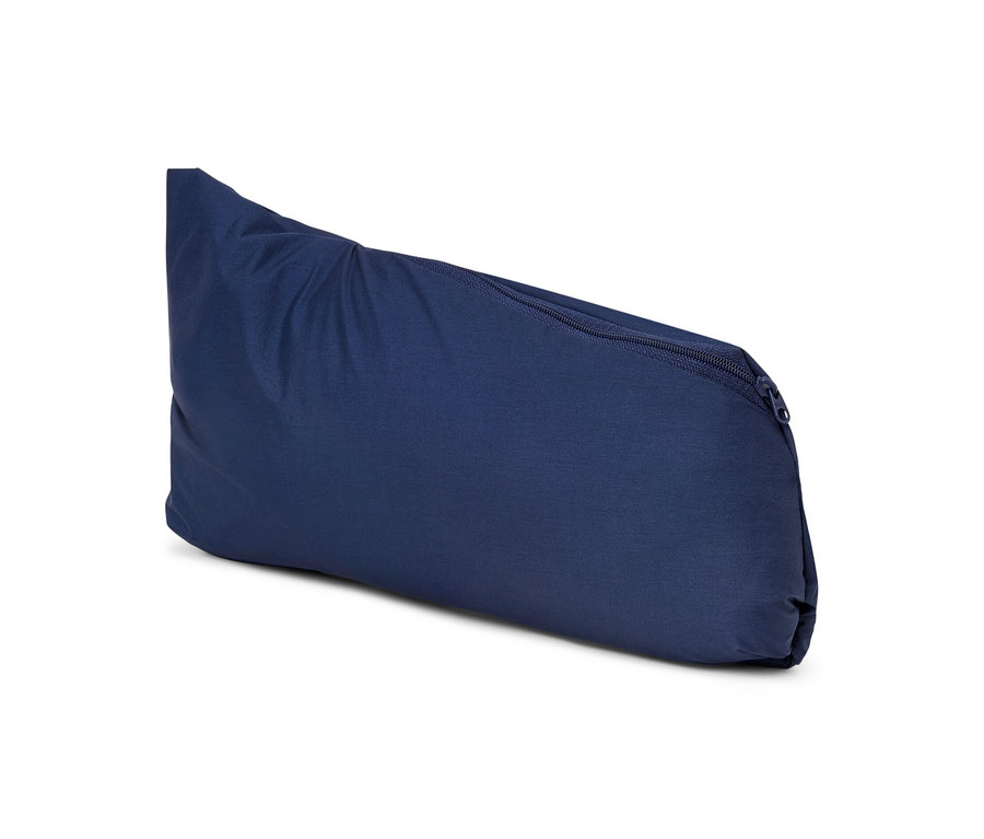 Eine verpackte, ultraleichte Regenjacke »packable« in Dunkelblau.