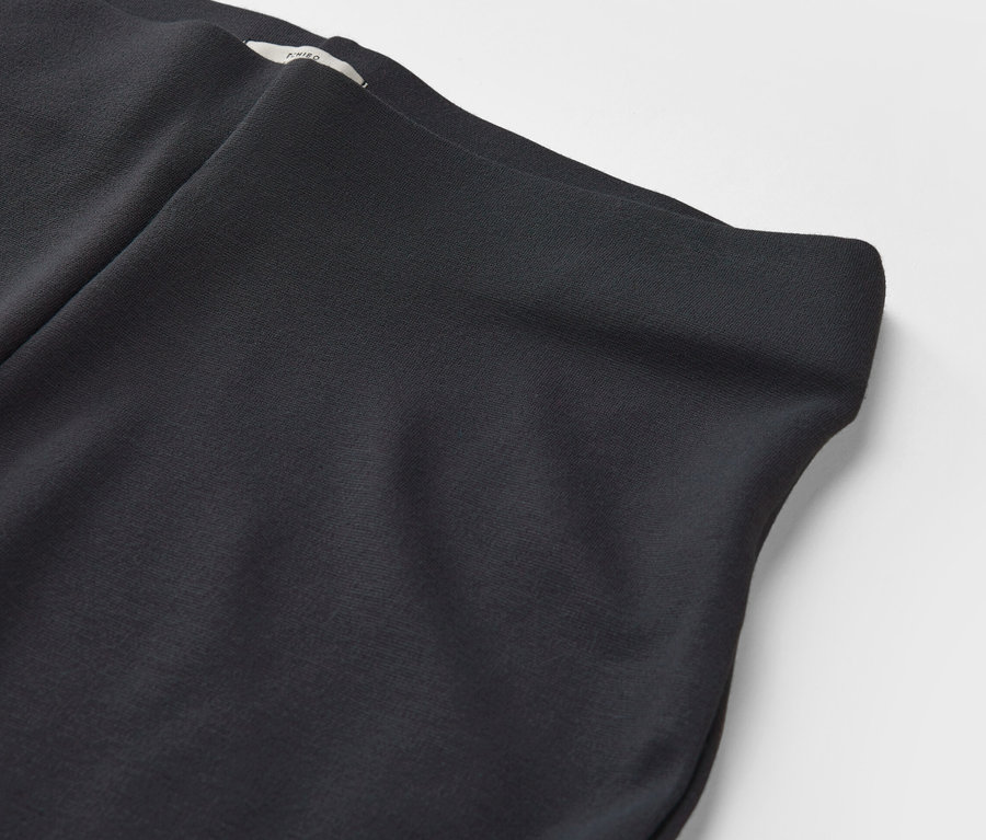 Detailaufnahme einer ausgestellten Leggings.