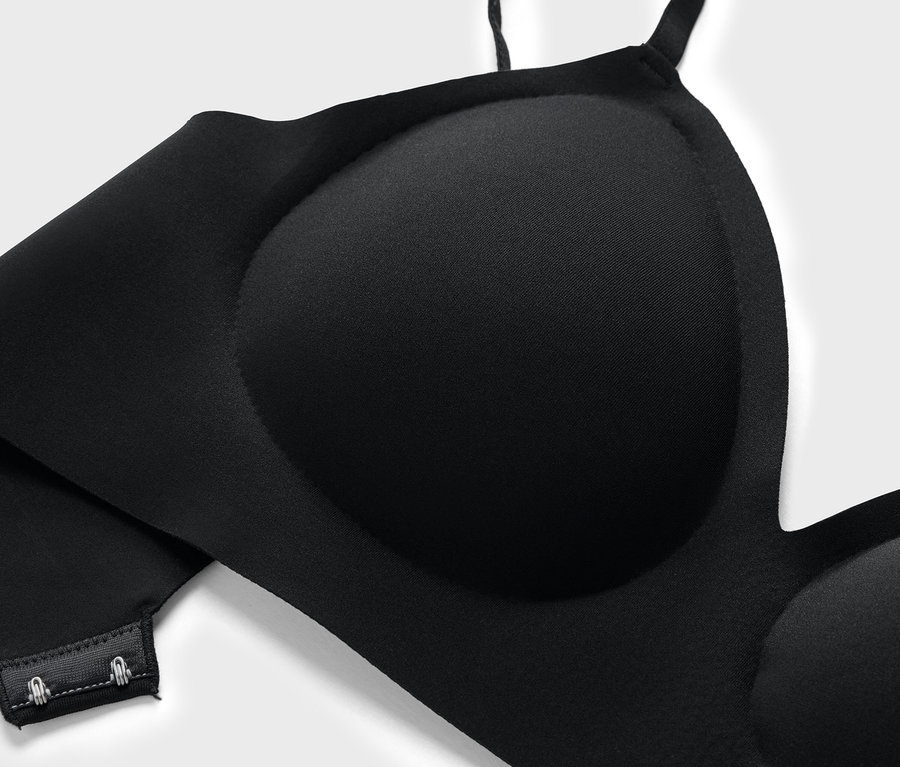 Detailaufnahme eines schwarzen Komfort-BHs »bonded«.