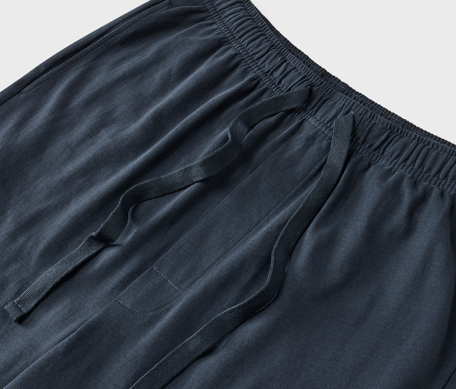 Detailaufnahme einer marineblauen Trainingshose mit Kordelzug in der Taille.