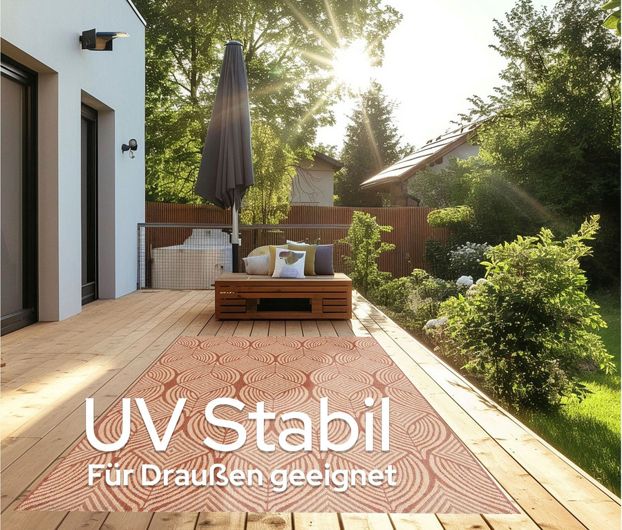 Außenterrasse mit braunem geometrischem Teppich »Eldorado«, Desert Bloom und einer Holzbank mit Kissen.