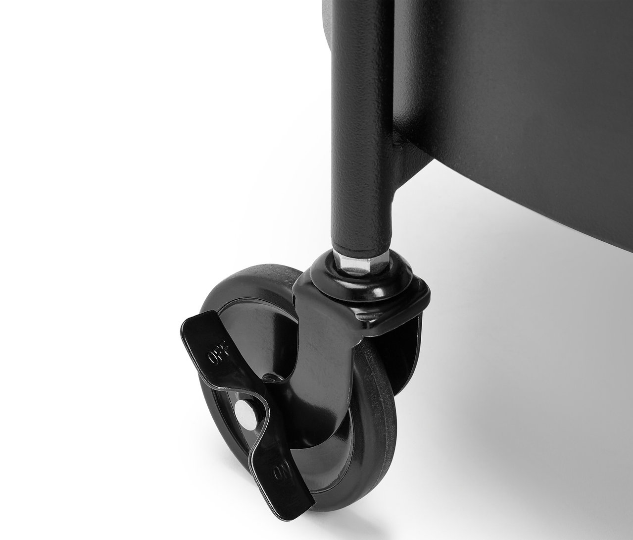 Detail eines schwarzen Metallwagenrads mit Bremse in der Aus-Position.