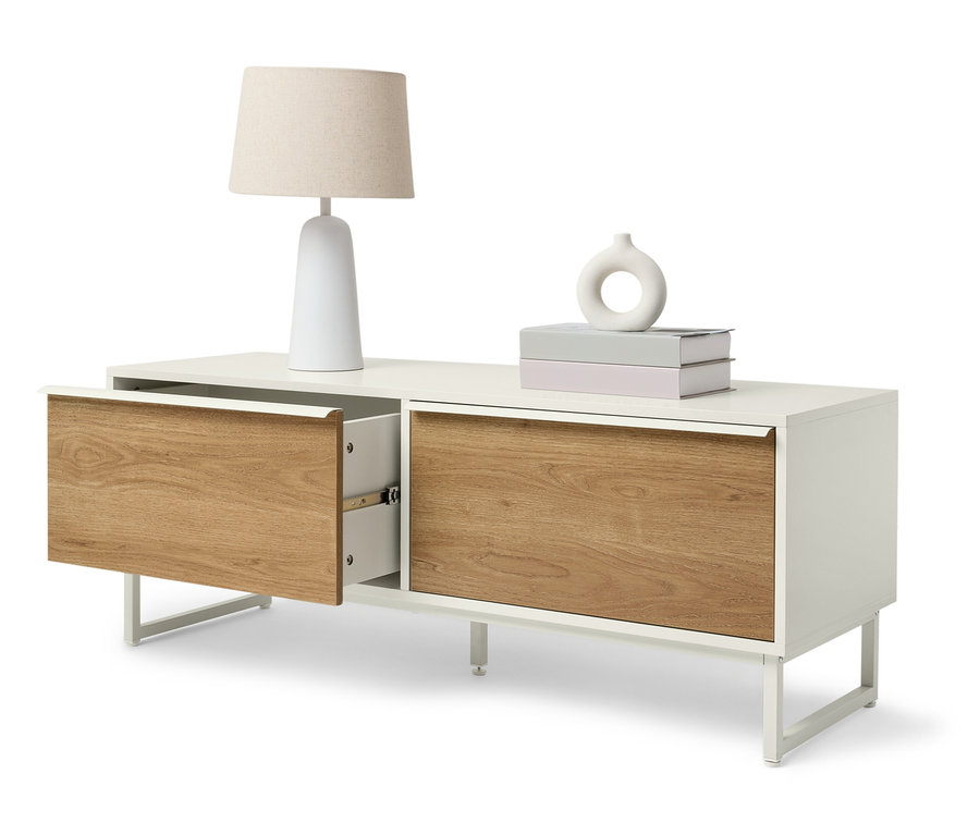 Weißes Sideboard mit Holzschubladen, darauf eine Lampe und Dekoration.