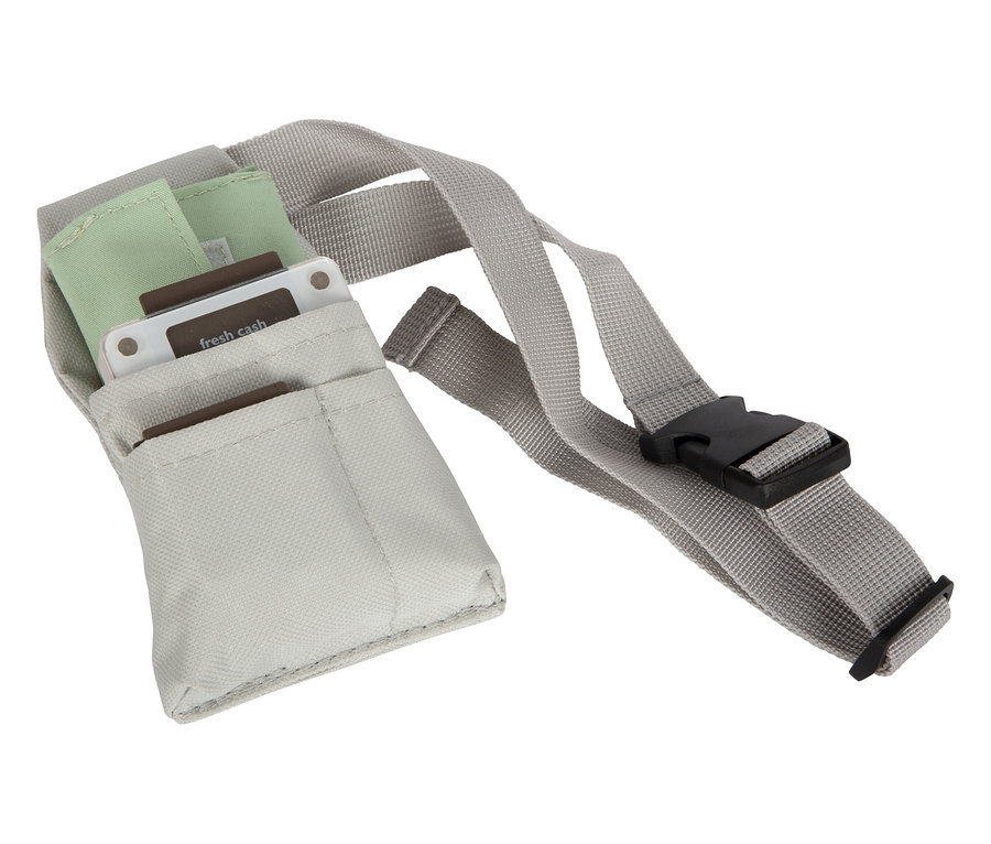 Eine weiße Tasche mit einem grauen Riemen und einem schwarzen Verschluss, im Inneren befinden sich Taschentücher.