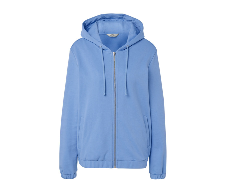 Helle blaue Sweatjacke mit Reißverschluss in der Mitte.