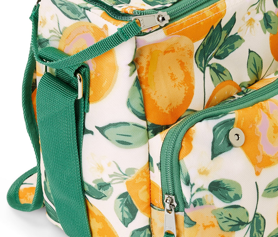 Detailaufnahme einer Mini-Kühltasche mit Zitronenmuster und grünen Akzenten.