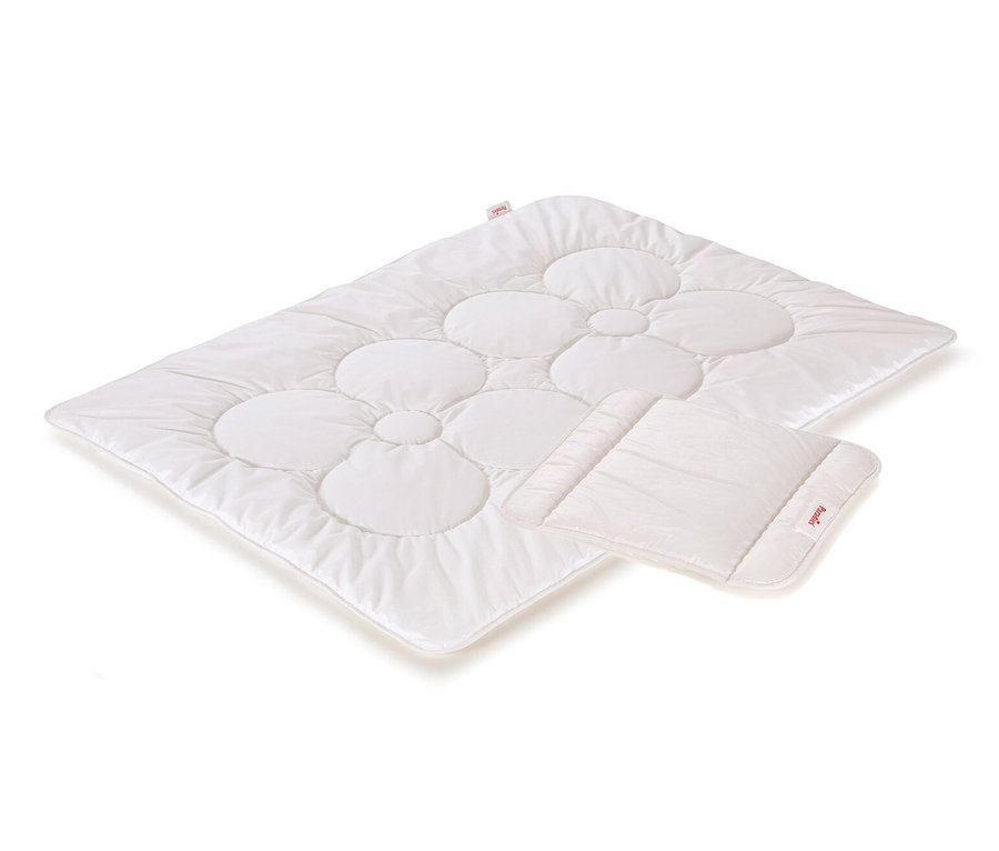 Weißes Paradies Kinder-Set »Lütt`n Traum«, eine Decke und ein Kissen auf einem weißen Hintergrund.