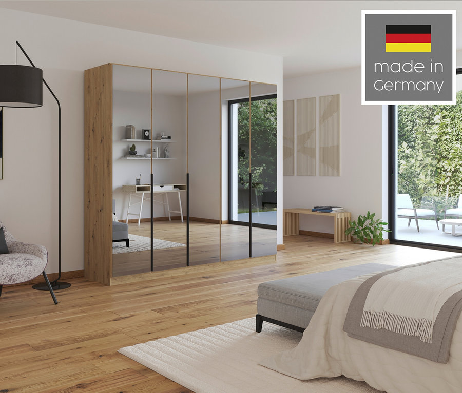 Schlafzimmer mit Rauch Kleiderschrank Skyla, 5-türig, Eiche mit Spiegeltüren und schwarzen Griffen.