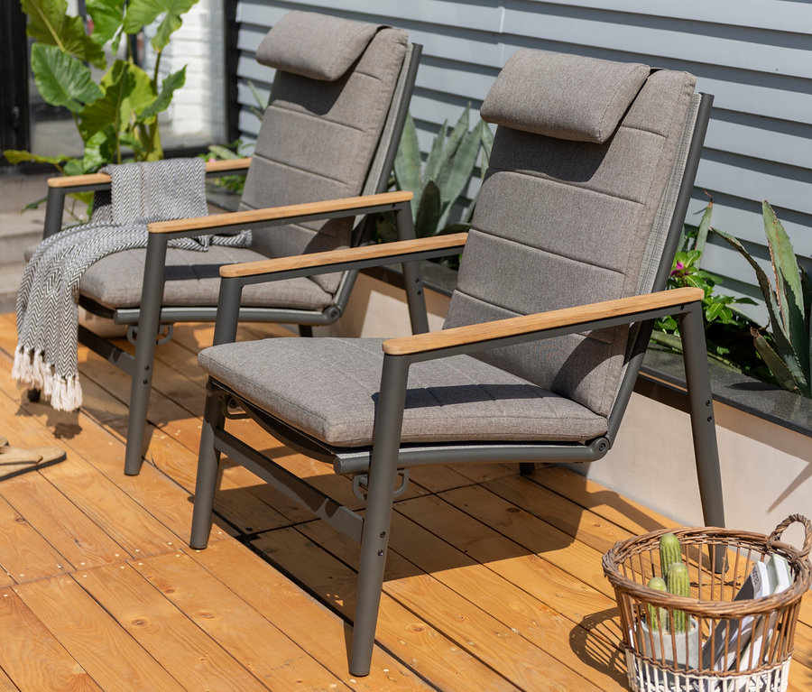 Zwei anthrazitfarbene ScanCom Outdoor-Loungesessel mit verstellbarer Rückenlehne auf einer Holzterrasse.