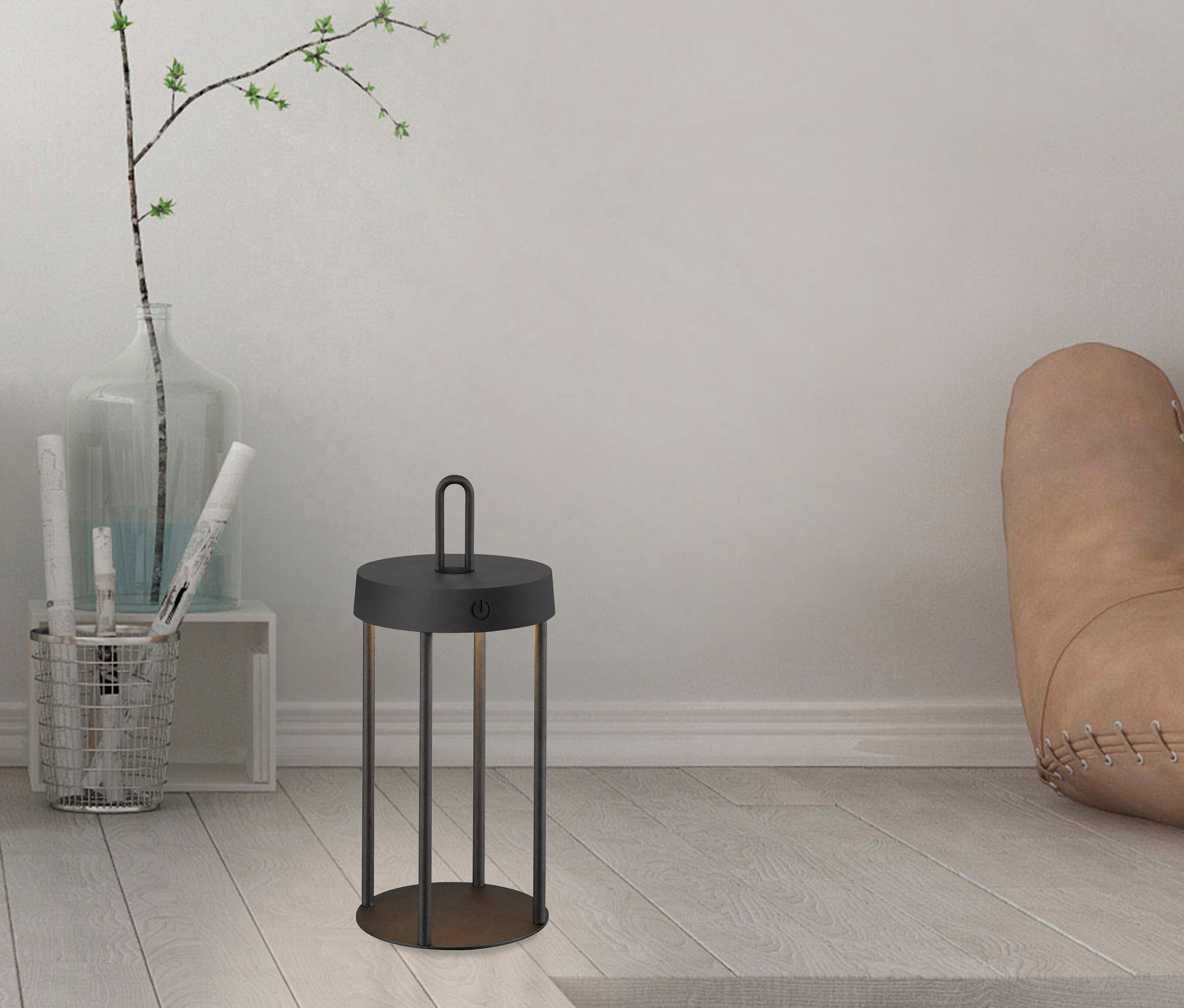 Eine schwarze JUST LIGHT LED-Akku-Tischleuchte »Anselm« steht auf einem Holzboden.