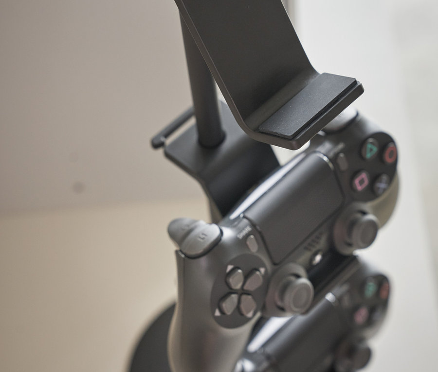 Ein schwarzer Controller liegt auf einem YAMAZAKI Controller-Ständer »SMART«.