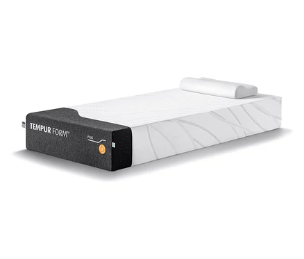 Eine TEMPUR Form™ Plus Hybrid Matratze mit einem weißen Kissen auf einem weißen Hintergrund.