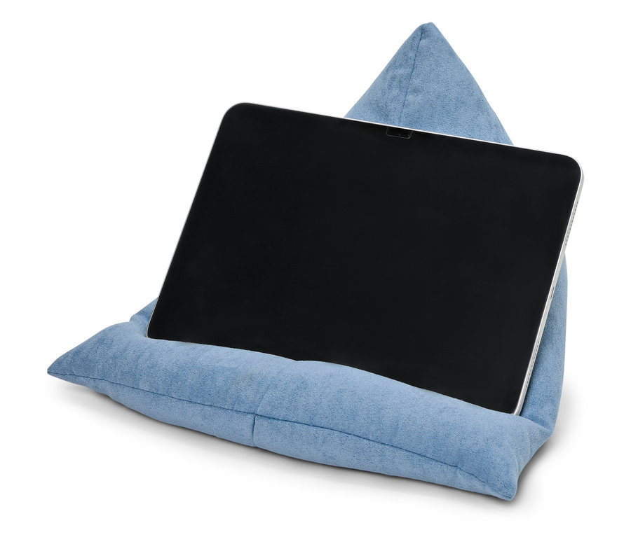 Ein Tablet liegt auf einem blauen 2-in-1-Buchkissen und einer Lesestütze.