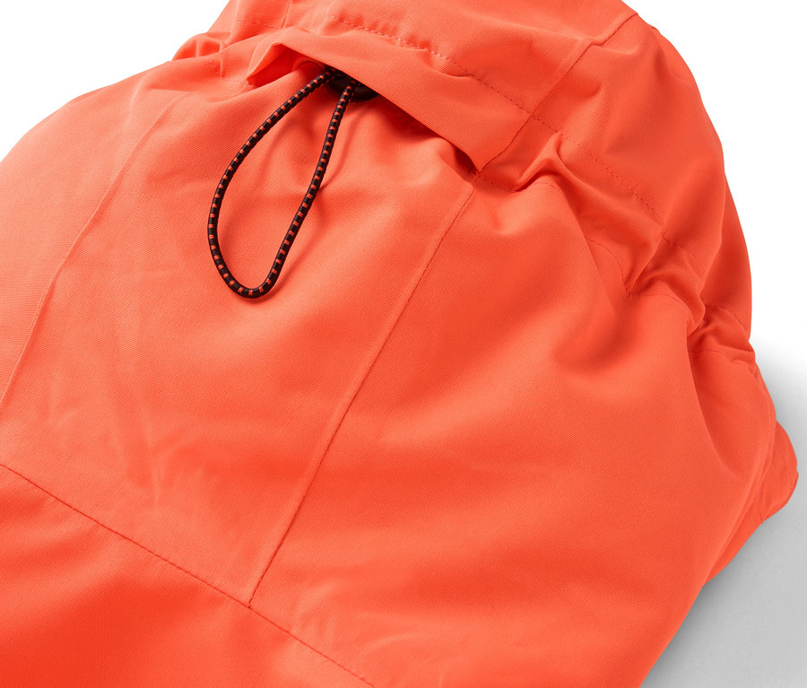 Detailaufnahme einer orangefarbenen Jacke mit Kapuze und Kordelzug.