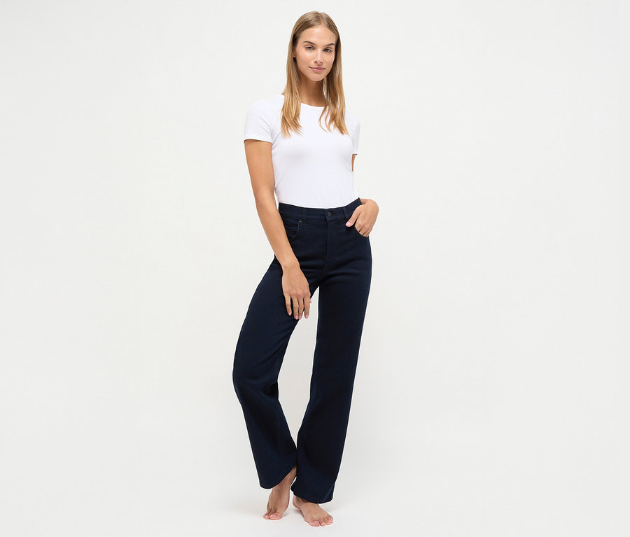 Eine Frau posiert in dunkelblauen Angels Denim »Lara«, Straight Fit Jeans und einem weißen T-Shirt.