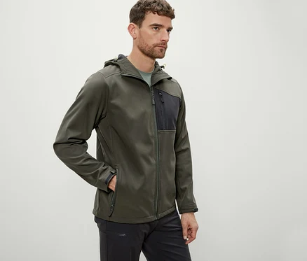 Mann trägt eine Softshelljacke.