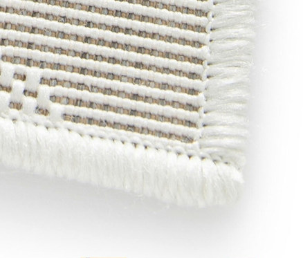 Detailansicht eines grau-weißen faltbaren Outdoor-Teppichs im Mosaik-Design.