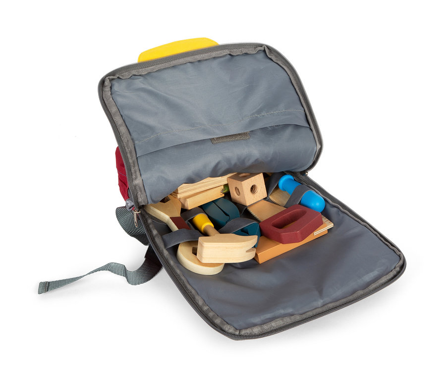 Offener grauer Rucksack gefüllt mit Holzspielzeug, darunter Blöcke, Schraubenschlüssel und ein Hammer. small foot Werkzeugrucksack »Workshop«