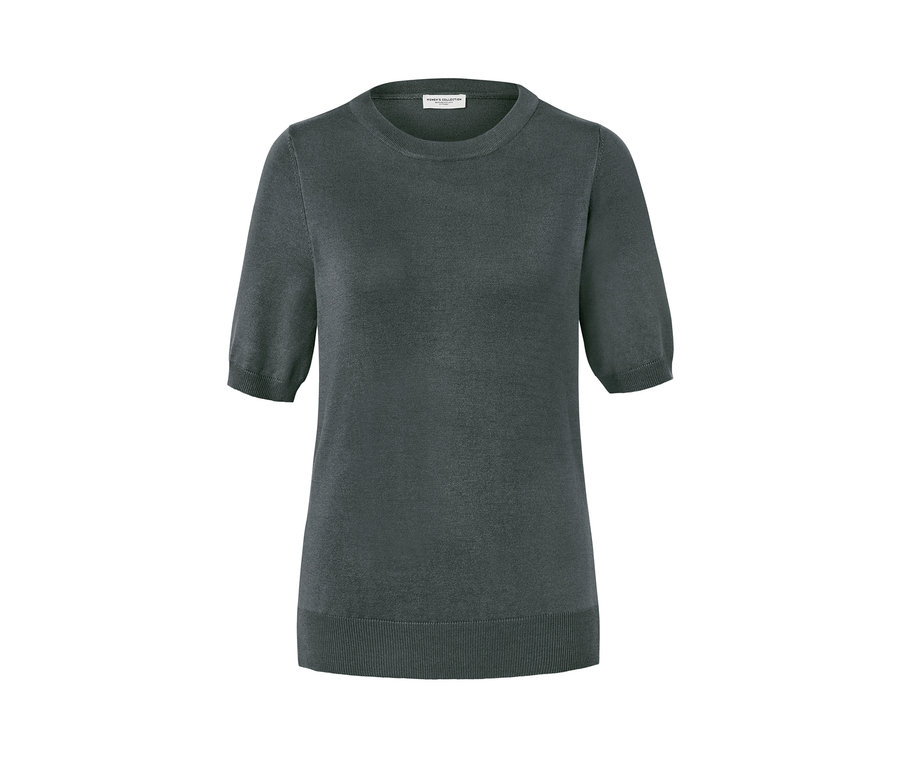 Grüner Feinstrickpullover mit kurzen Ärmeln.