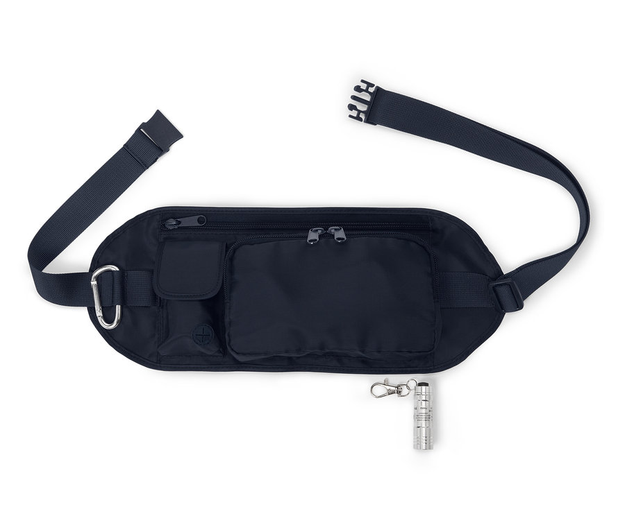 Marineblaue Gürteltasche mit mehreren Taschen und eine silberne Mini-Taschenlampe mit Karabiner liegen auf einem weißen Hintergrund.