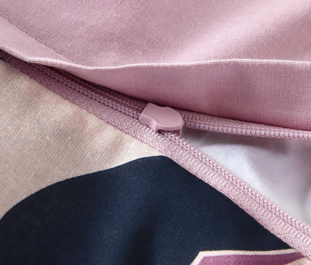 Nahaufnahme von Reißverschluss einer Renforcé-Bettwäsche in Normalgröße.