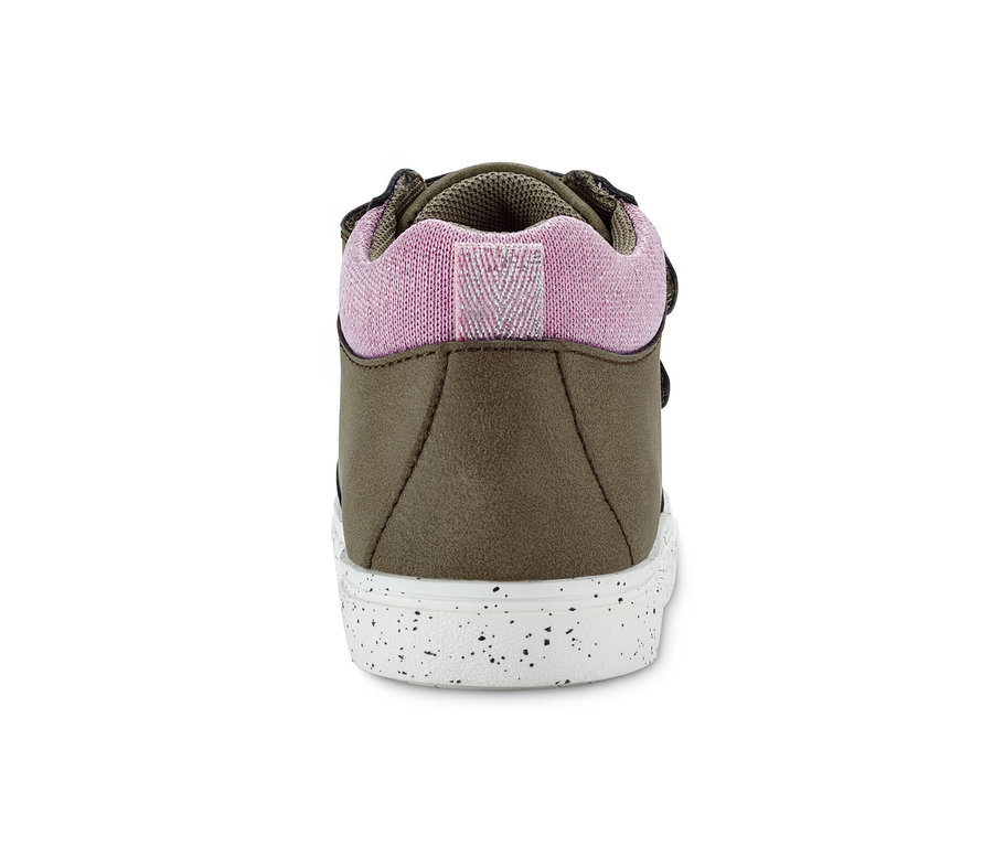 Detailaufnahme eines Sneakers mit braunem Schaft, rosa Rand und weißer Sohle mit Sprenkeln.