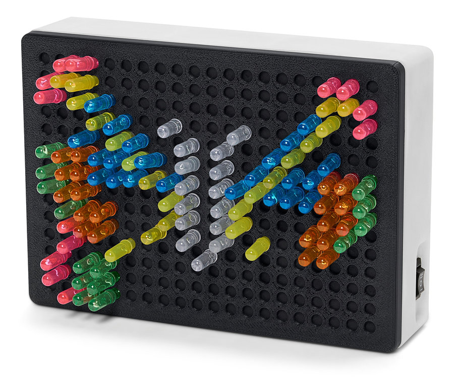 Schwarzes Brett mit bunten Stiften, die in die Löcher gesteckt sind.