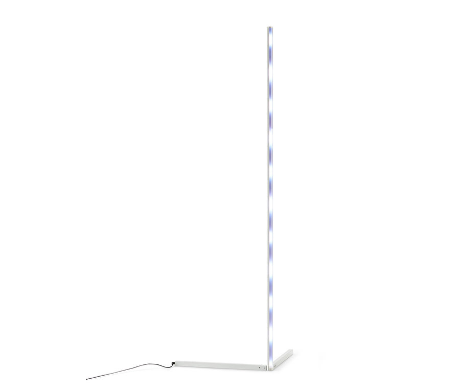 Eine weiße Eck-Stehlampe steht in einer Zimmerecke.