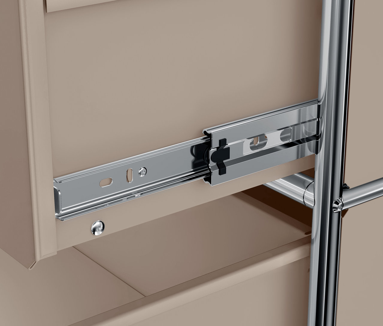 Detailaufnahme einer Schublade mit einem Ausziehmechanismus aus Metall.