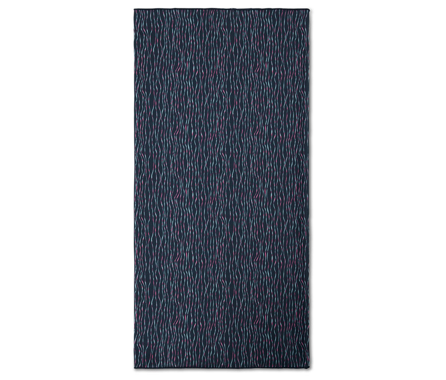 Dunkelblaue Decke mit wellenförmigen, pinken und weißen Linien.